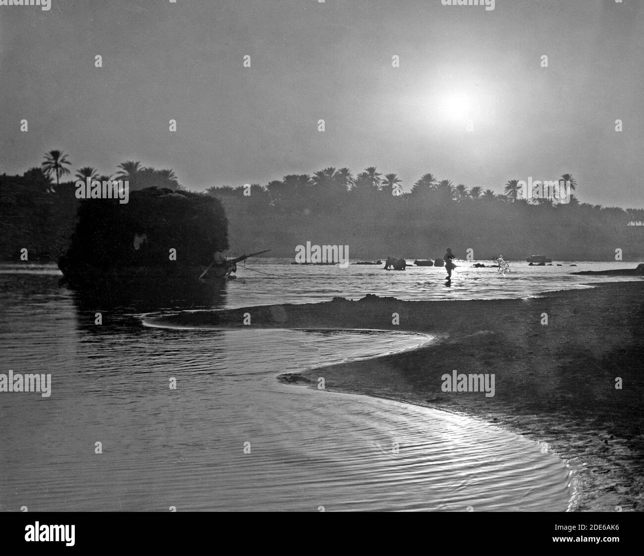 Storia del Medio Oriente - Iraq. (Mesopotamia). Baghdad. Scene di fiume sul Tigris. Il Tigris. Il tramonto si illumina sul fiume Foto Stock