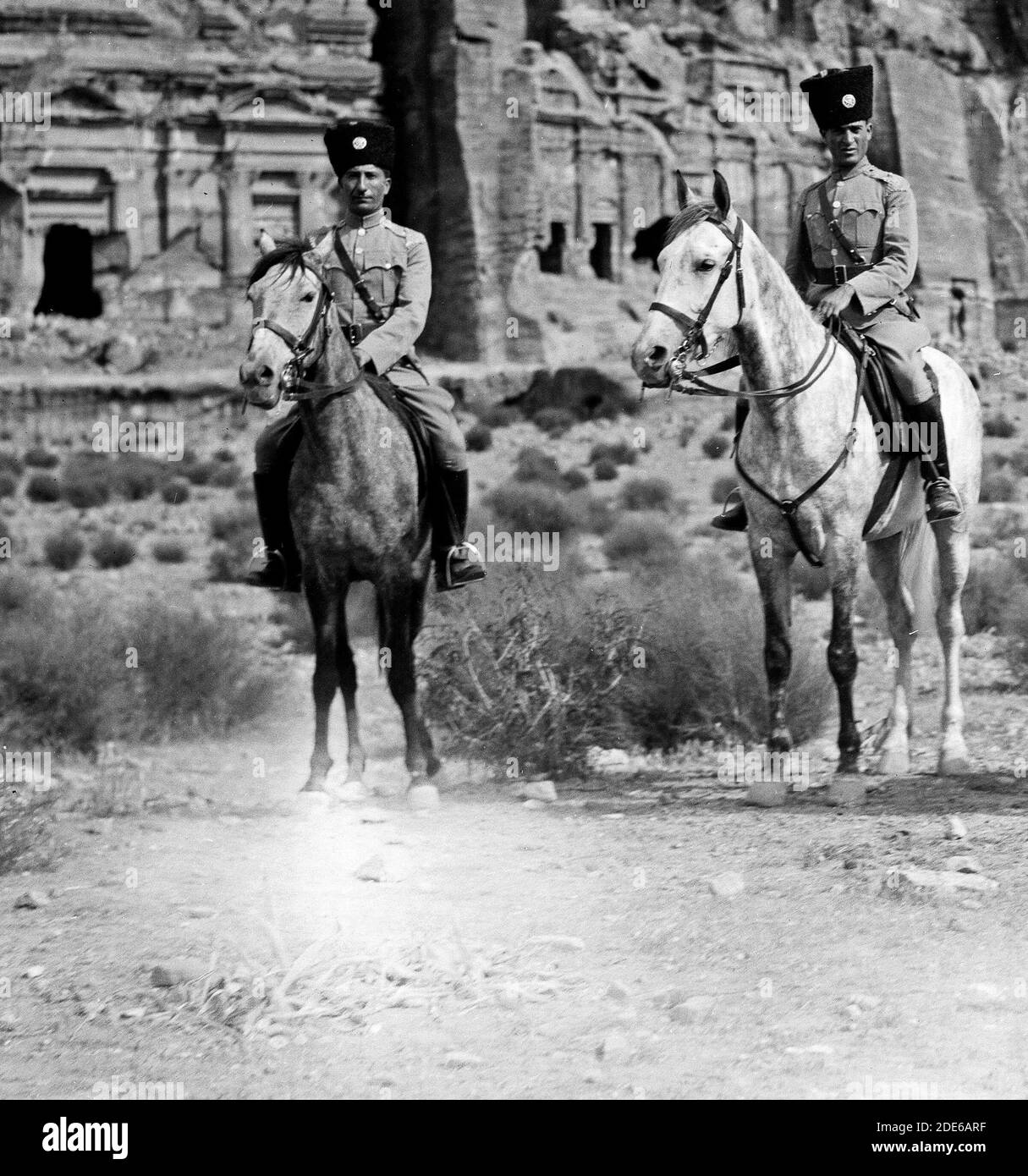 Titolo originale: Petra soldati turchi? - Ubicazione: Petra Jordan ca. 1925 Foto Stock