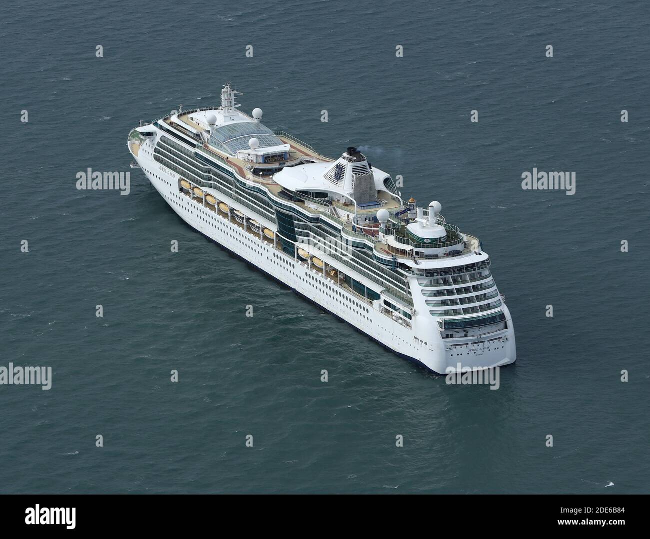 Vista aerea del gioiello dei Caraibi reali del bordo di crociera dei mari era all'ancora in Poole Bay durante Covid 19 quando nessuno stava andando a crociera! Foto Stock