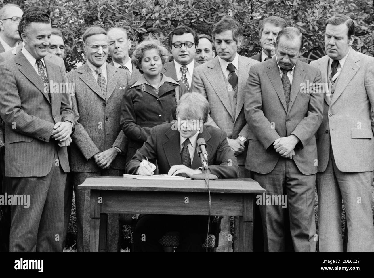 Jimmy carter firma il Housing and Community Development Act. CA. 12 ottobre 1977 Foto Stock