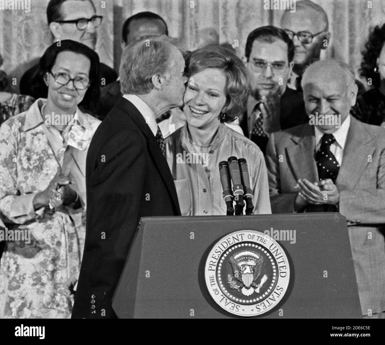 Jimmy carter bacia Rosalynn carter durante la cerimonia in cui riceve il rapporto finale della Commissione sulla Salute mentale del Presidente. CA. 27 aprile 1978 Foto Stock