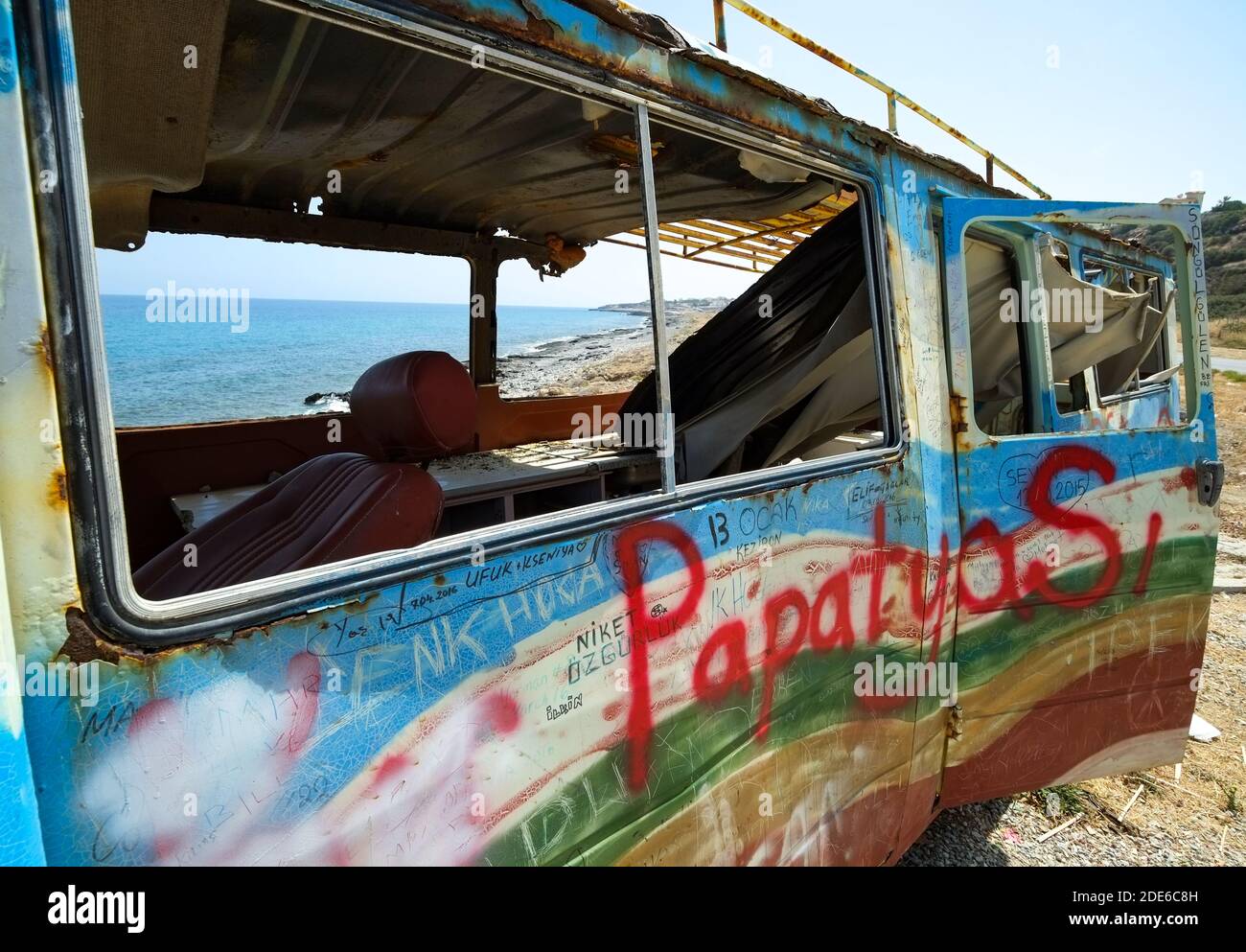 Abbandonato relitto bus penisola di Karpaz, Cipro settentrionale. Foto Stock