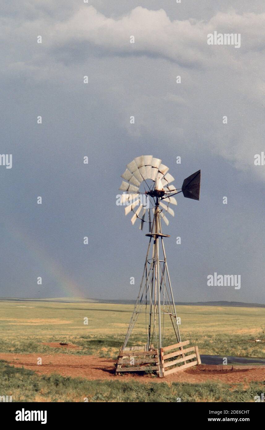 American Ranches - Vecchio mulino a vento su un americano ranch di bestiame ca. 1999-2001 Foto Stock