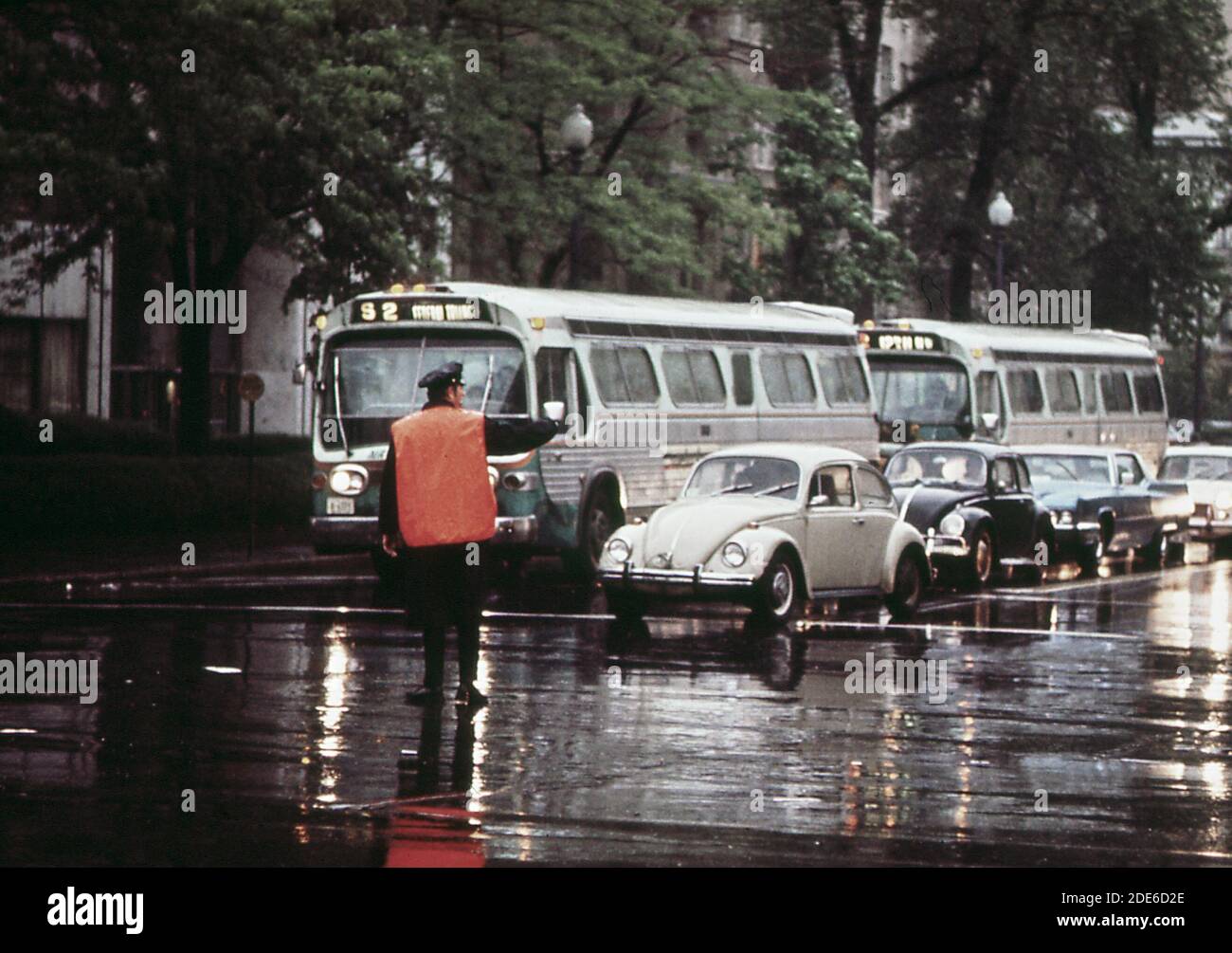 L'ufficiale di traffico dirige il traffico su una serata di primavera piovosa (Washington D.C.) ca. 1973 Foto Stock