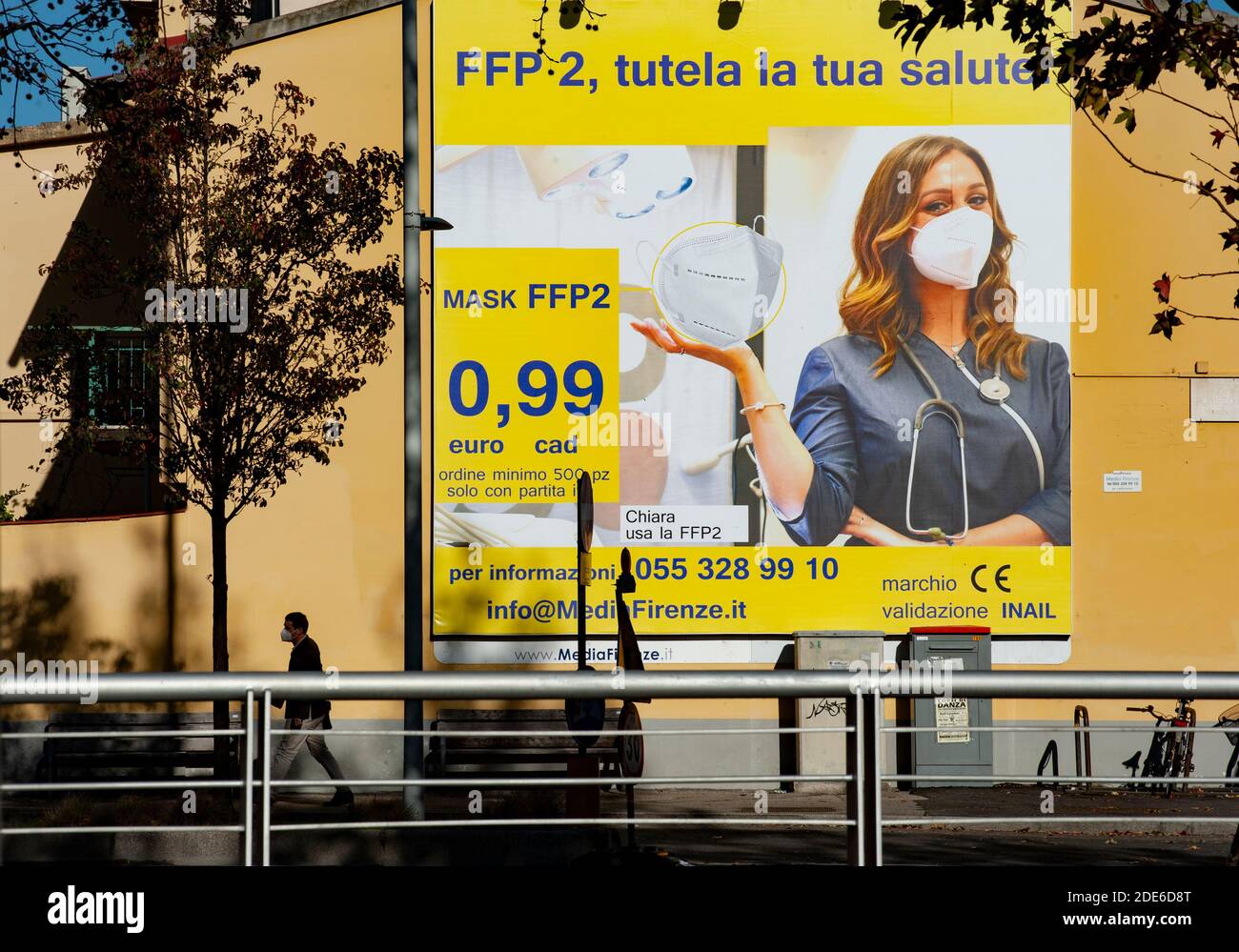 Firenze, Italia - 2020 novembre 21: Maschera protettiva FFP commerciale. Affissioni sul muro, nella strada della città, durante la covid-19 pandemia. Foto Stock