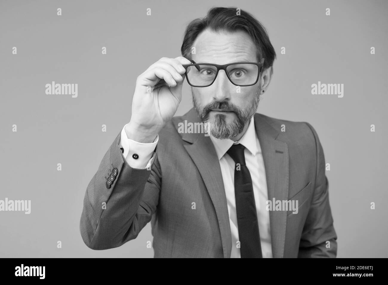 Uomo d'affari serio. Educazione per adulti. Autoeducazione. Relatore docente. Concetto intelligente. Difficile rispondere. Domanda difficile. Rimuove in modo permanente gli occhiali. Formazione aziendale. Foto Stock