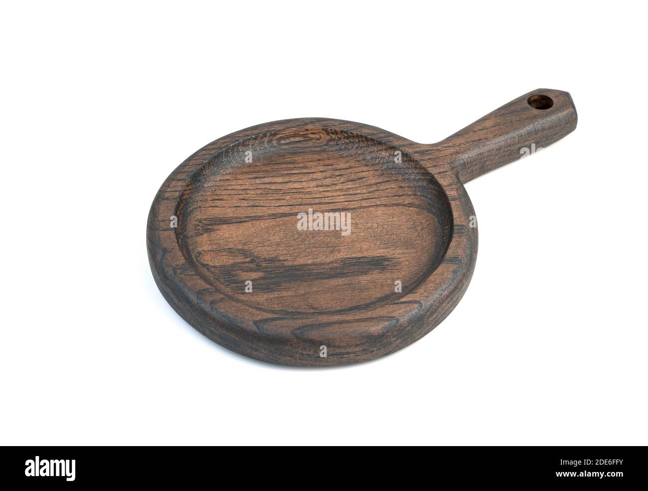 Tagliere rotondo in legno di quercia con manico, verniciato di colore scuro, isolato su fondo bianco. Foto Stock