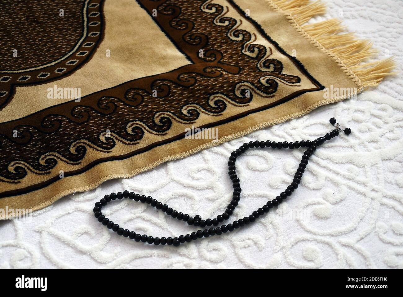 Tappeto di preghiera e rosario, tappeto di preghiera e rosario per il culto  in Islam Foto stock - Alamy