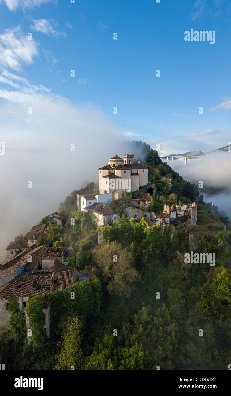 Veduta aerea della vecchia Laino Castello, provincia di Cosenza, Calabria, Italia Foto Stock