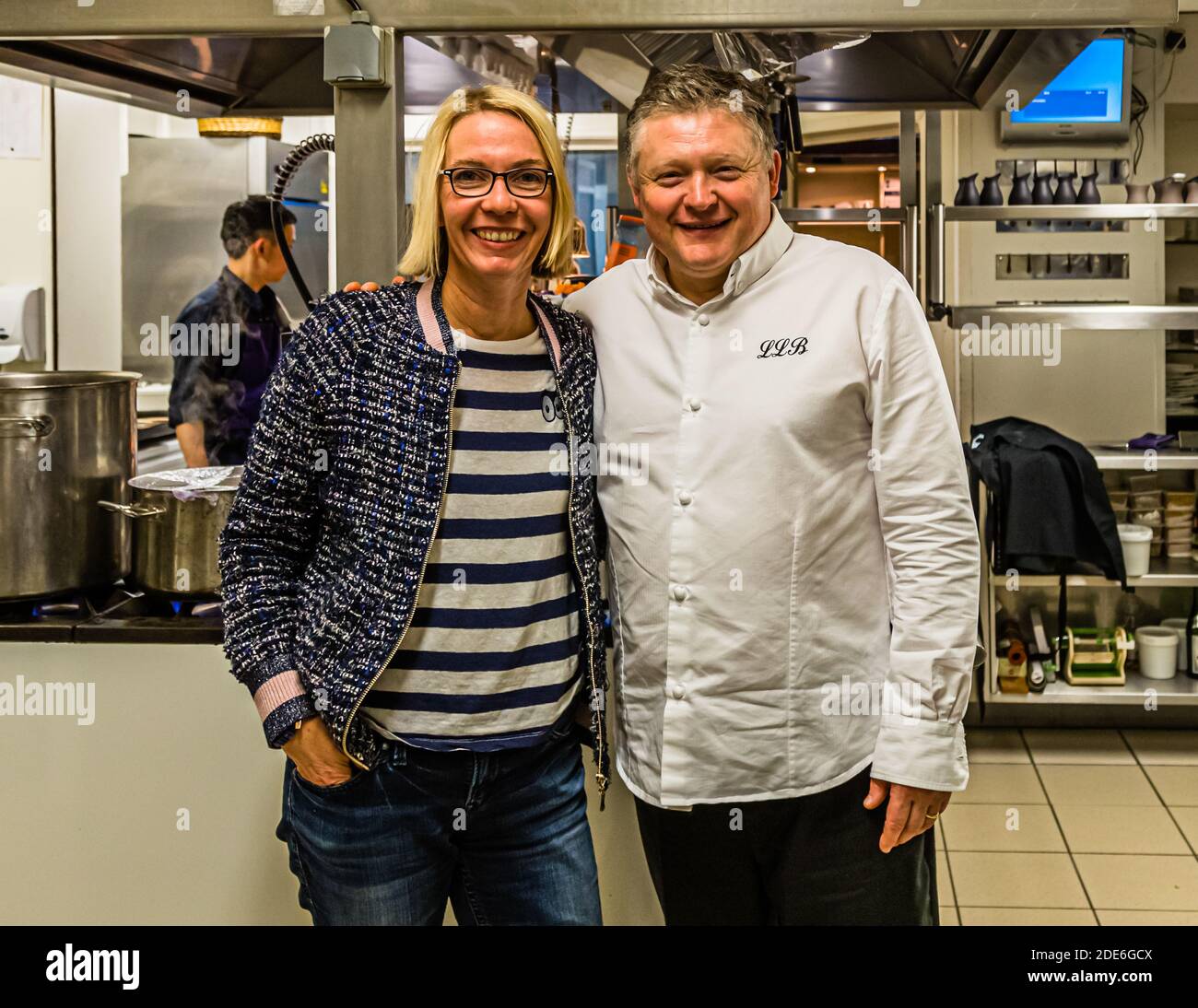 Lo chef Michelin Star Loïc le Bail con la scrittrice di cibo Angela Berg a Roscoff, Francia Foto Stock