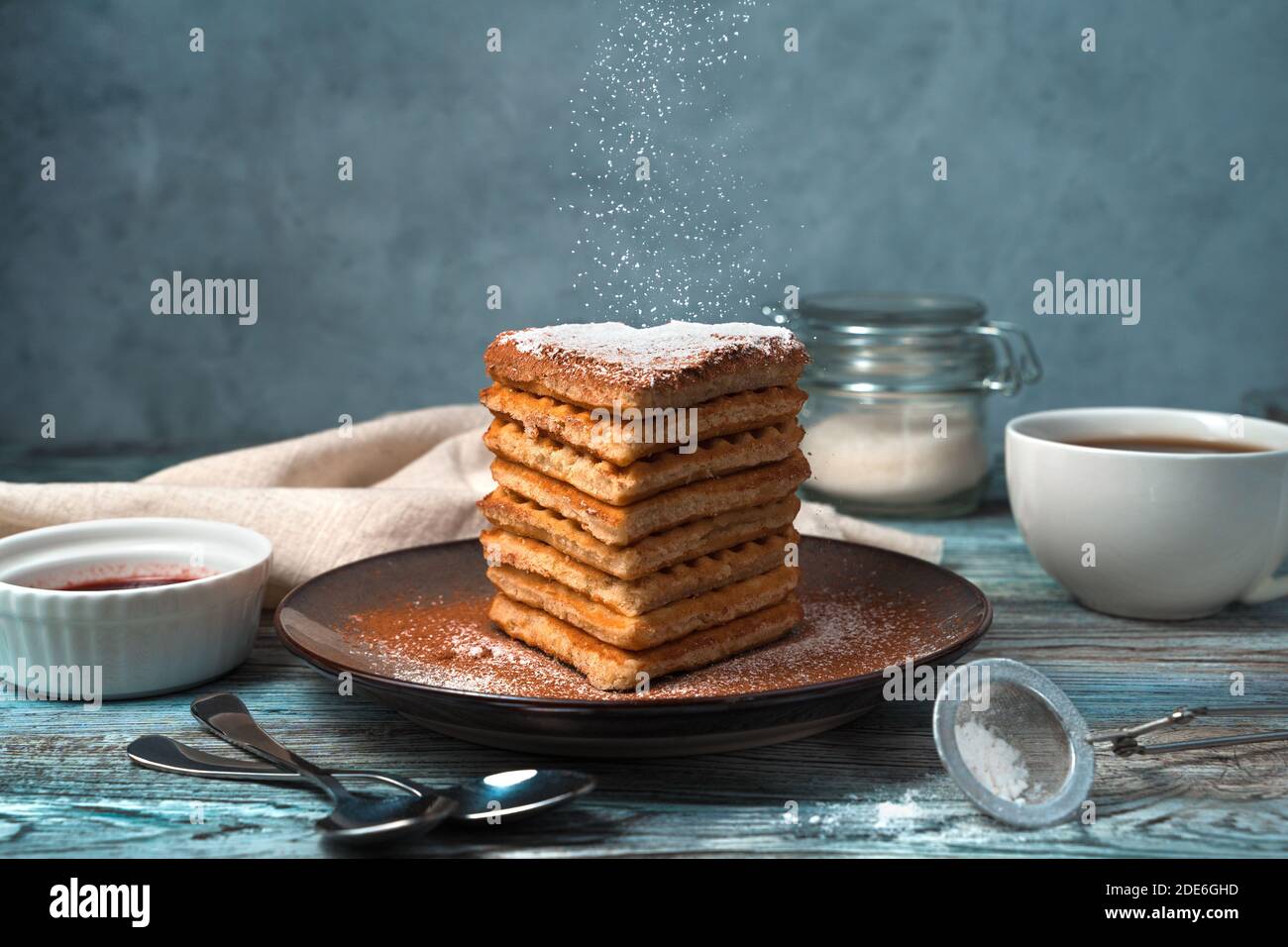 Torta di cialde francese su sfondo blu-grigio. Foto Stock