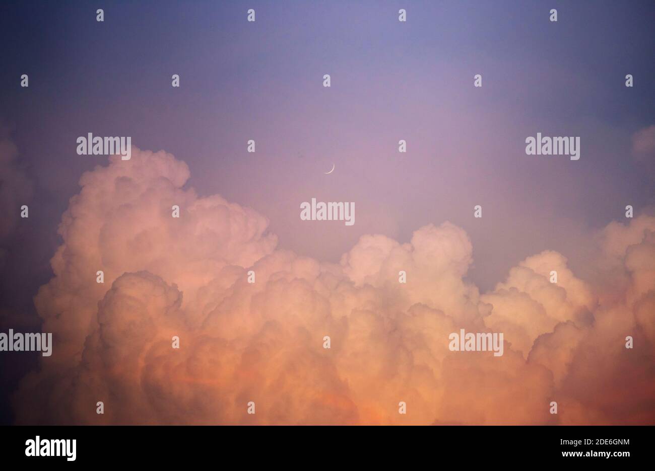 Soffici nubi di cotone caramelle con la luna Foto Stock