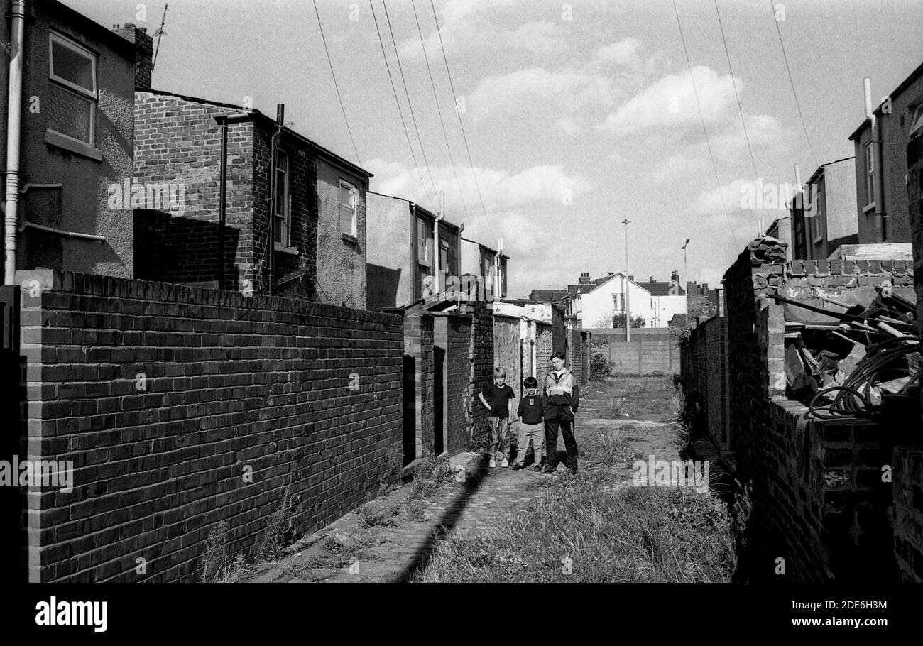 Bambini che giocano Bolivia Street, Salford 1989 torna indietro case a schiera vicino Salford Keys. Inghilterra Gran Bretagna Regno Unito 1980 scena classe di lavoro di proprietà di alloggio Foto Stock