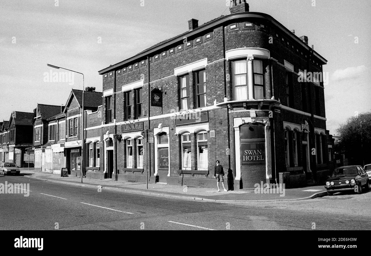 The Swan Hotel all'incrocio tra New Eccles Road e Foster Street a Weaste, Salford, Manchester 1989. Lo Swan chiuse nel 1996 e fu demolito per far posto alla fermata del tram Weaste sulla linea Eccles. Inghilterra Gran Bretagna Regno Unito 1980 scena classe di lavoro di proprietà di alloggio Foto Stock