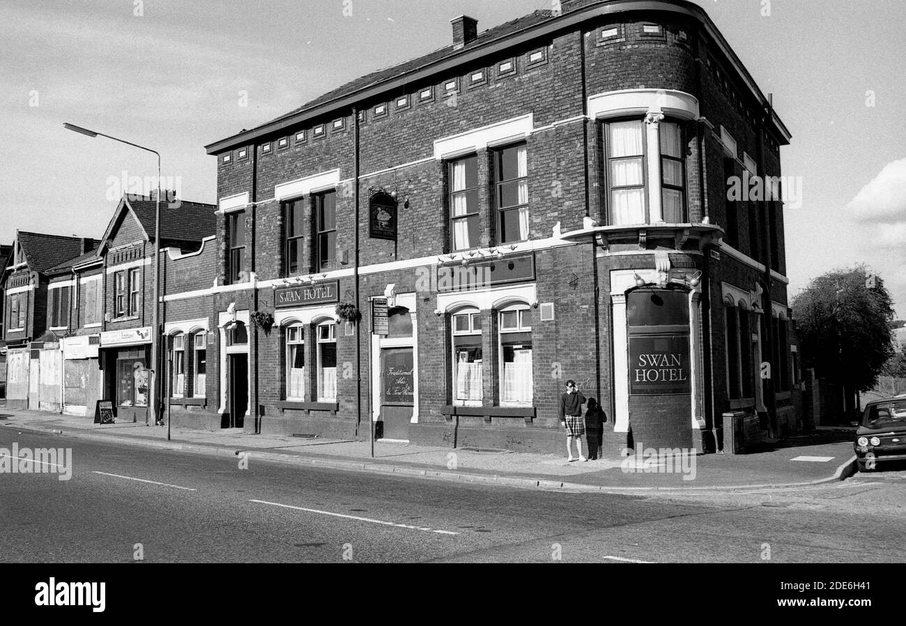 The Swan Hotel all'incrocio tra New Eccles Road e Foster Street a Weaste, Salford, Manchester 1989. Lo Swan chiuse nel 1996 e fu demolito per far posto alla fermata del tram Weaste sulla linea Eccles. Inghilterra Gran Bretagna Regno Unito 1980 scena classe di lavoro di proprietà di alloggio Foto Stock