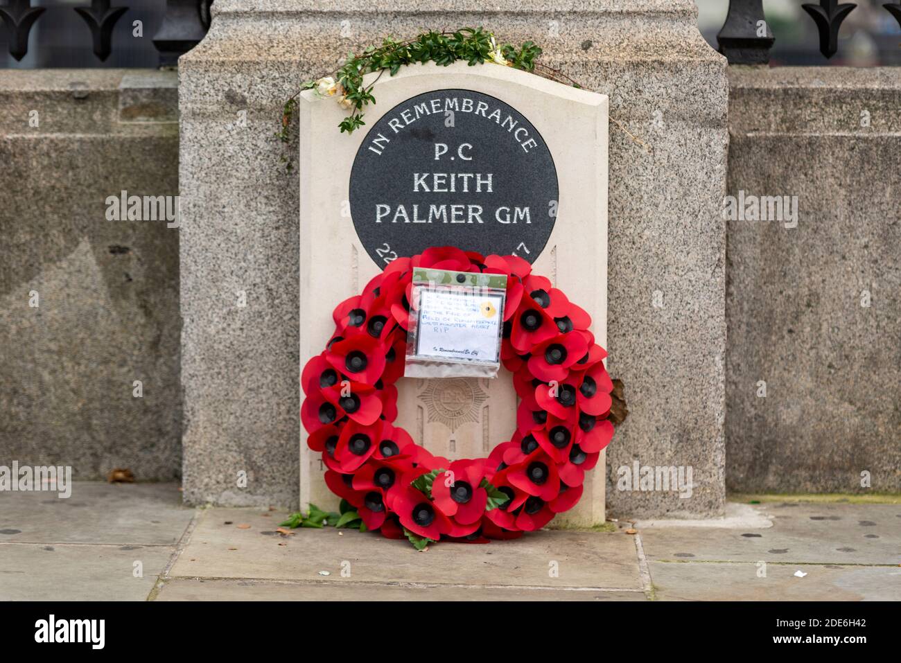 Memorial a PC Keith Palmer con una corona fuori dal Parlamento, Westminster, Londra, Regno Unito, dal personale nel campo della memoria Foto Stock