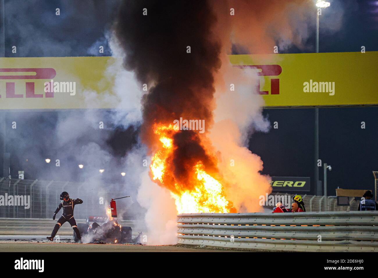 Sakhir, Bahrein. 29 Nov 2020. Crash di GROSJEAN Romain (fra), Haas F1 Team VF-20 Ferrari, fuoco durante il Gran Premio del Golfo Air Bahrain di Formula 1 2020, dal 27 al 29 novembre 2020 sul circuito Internazionale del Bahrain, a Sakhir, Bahrain - Foto DPPI / LM Credit: Gruppo editoriale LiveMedia/Alamy Live News Foto Stock