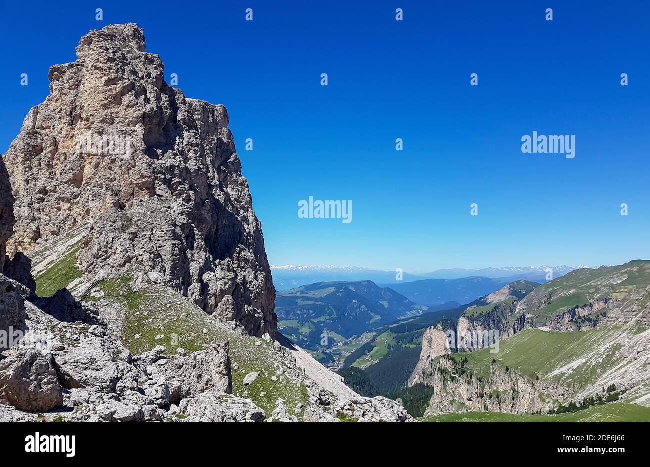 Grande roccia sulla cima di amountain in alpe tirolo con cielo estivo blu Foto Stock