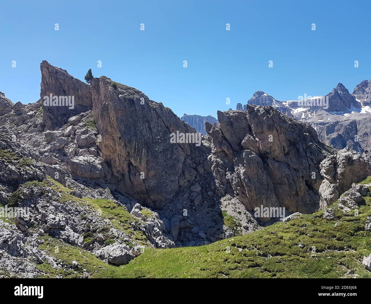 Alpi rocce montane in tirolo con cielo estivo blu Foto Stock