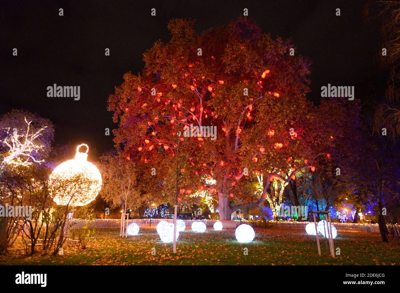 Vienna, Austria. Lo spirito natalizio in tempi di Covid-19 nel centro di Vienna. Mercatino di Natale nella piazza del municipio Foto Stock