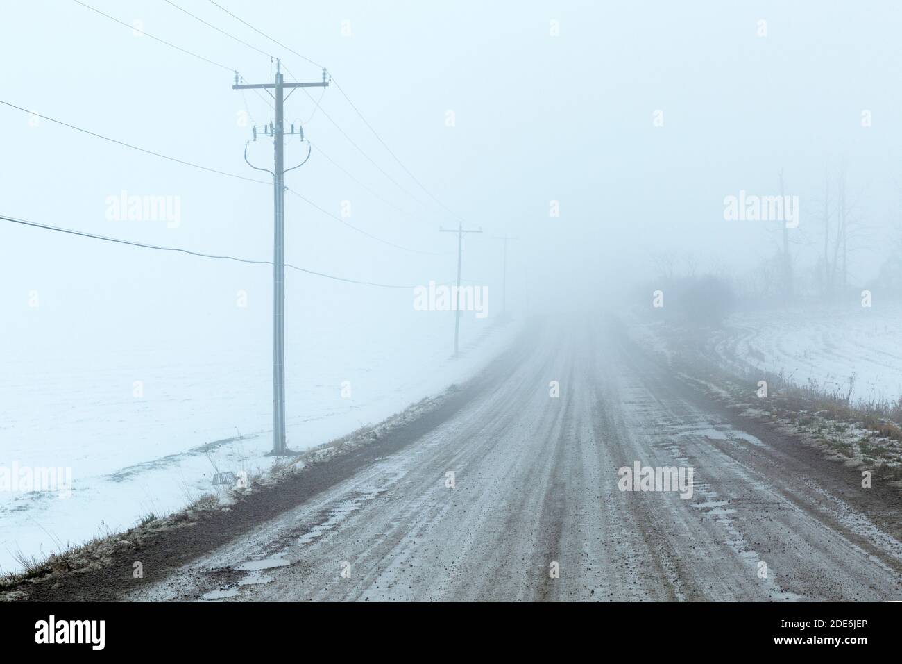 Paese strada sterrata in inverno con nebbia. Ontario, Canada Foto Stock
