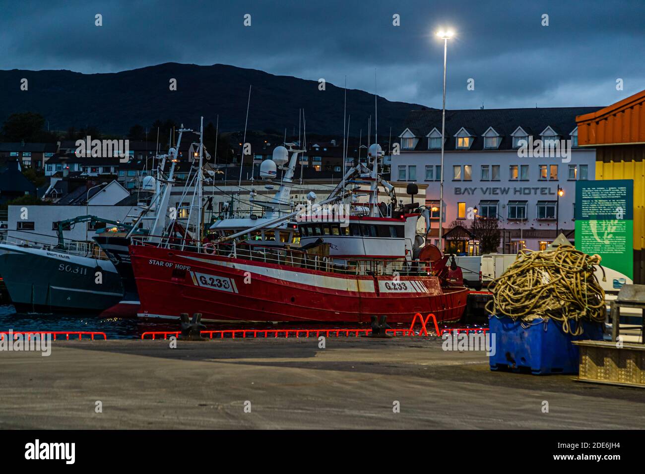 Barche Da Pesca Al Town Pier Di Awara Irlanda Foto Stock