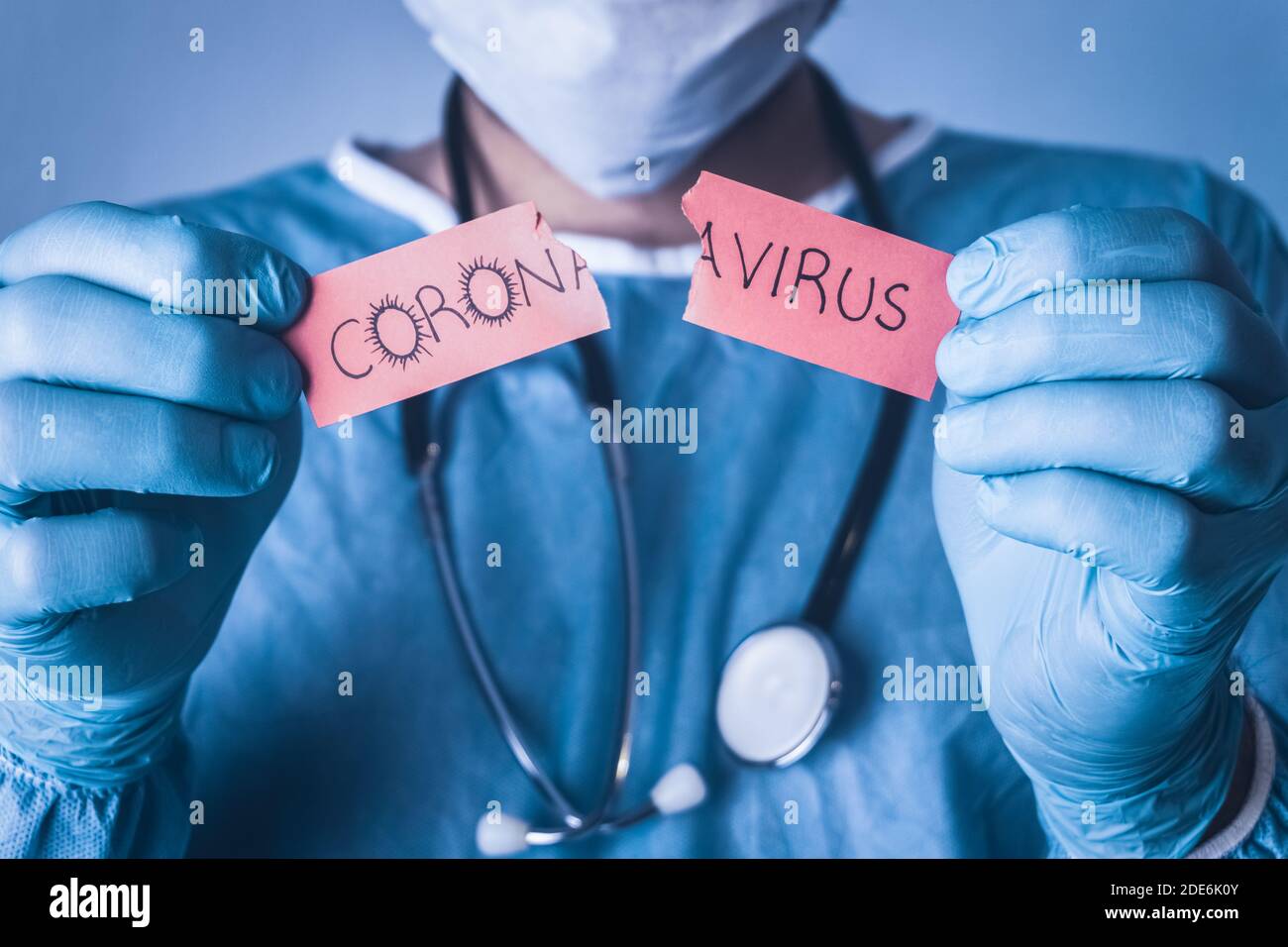 Il medico strappa il white paper che dice Coronavirus. Concetto di epidemia di coronavirus. Foto Stock