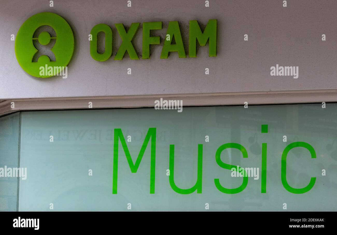 oxfam negozio di musica e libri o negozio di vendita usato di dischi di seconda mano e letteratura. Foto Stock