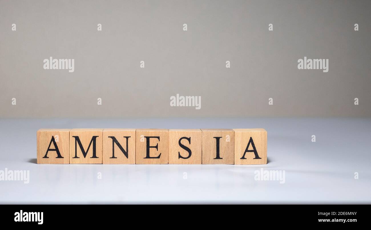 amnesia parola scritta su blocco di legno. amnesia testo su tavola, Foto Stock
