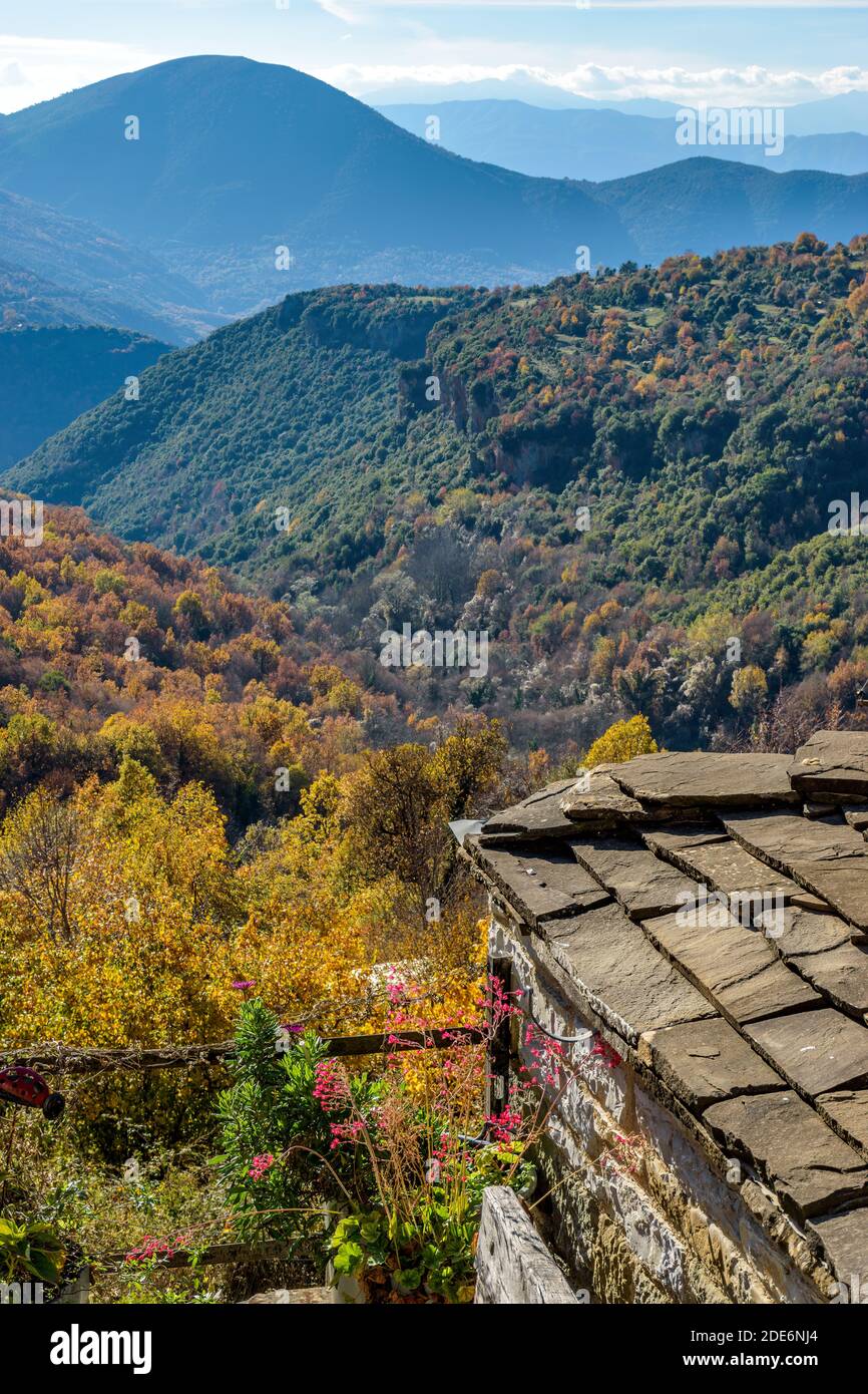 Vista sulle montagne intorno al villaggio tradizionale Mikro Papigo Con edifici in pietra durante la stagione autunnale a zagori Grecia Foto Stock