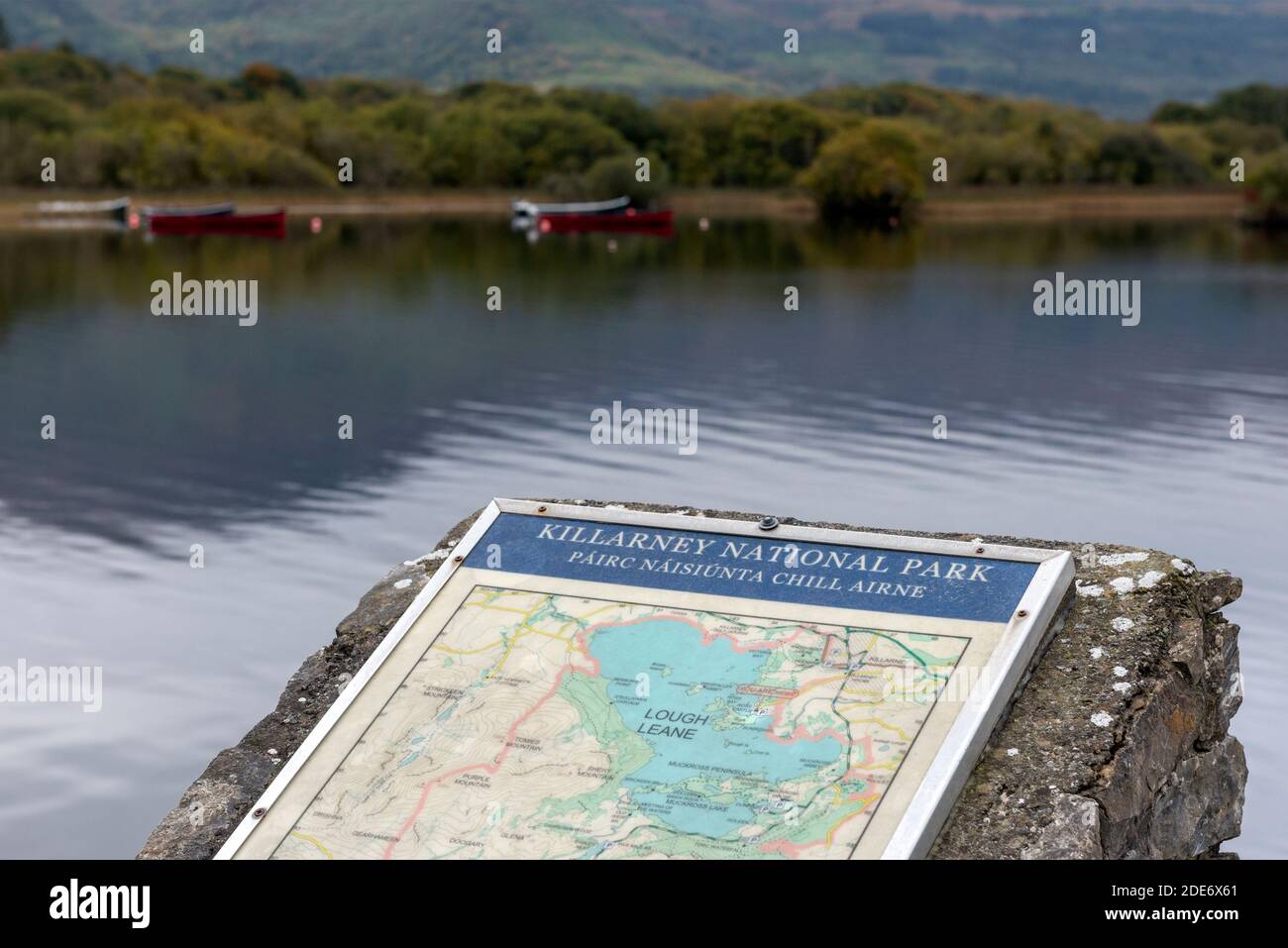 Cartello informativo e cartello e mappa del lago Lough Leane nel Parco Nazionale di Killarney, County Kerry, Irlanda, Europa. Foto Stock