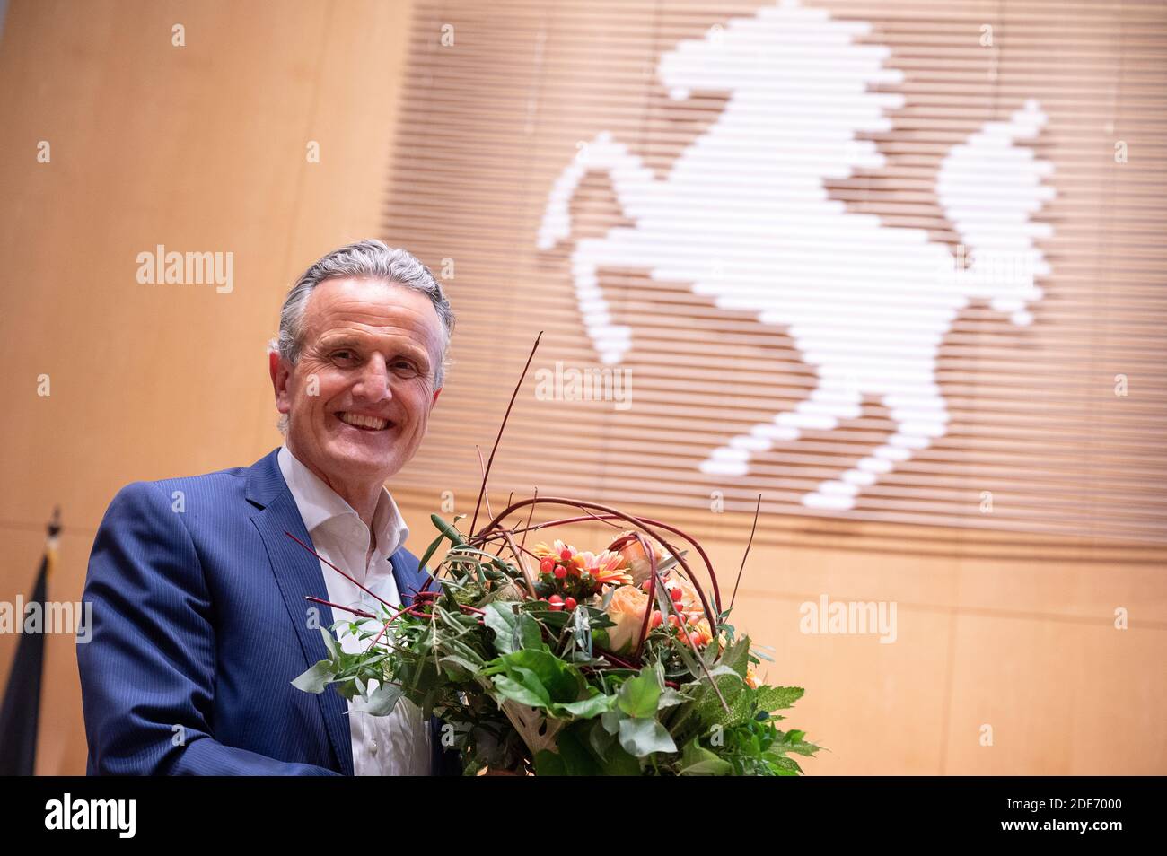Stoccarda, Germania. 29 Nov 2020. Frank Nopper (CDU), candidato della CDU e vincitore dell'elezione del Sindaco del Signore, è in carica nel municipio dopo l'elezione del nuovo Sindaco del Signore di Stoccarda e tiene in mano un mazzo di fiori. Credit: Sebastian Gollnow/dpa/Alamy Live News Foto Stock