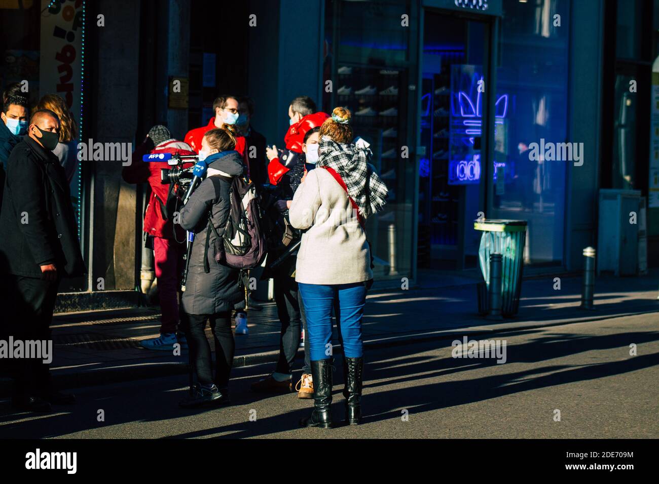 Reims Francia 28 novembre 2020 giornalisti che hanno partecipato al viaggio di Jean Castex e Bruno Lemaire, primo Ministro e Ministro dell'Economia Foto Stock