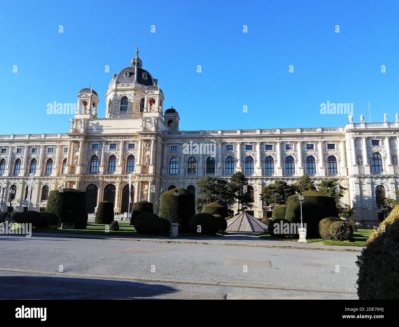 I musei gemelli, Vienna, Austria. 11 ottobre 2020 una coppia di edifici gemelli si trova di fronte a Maria-Theresien-Platz. Foto Stock