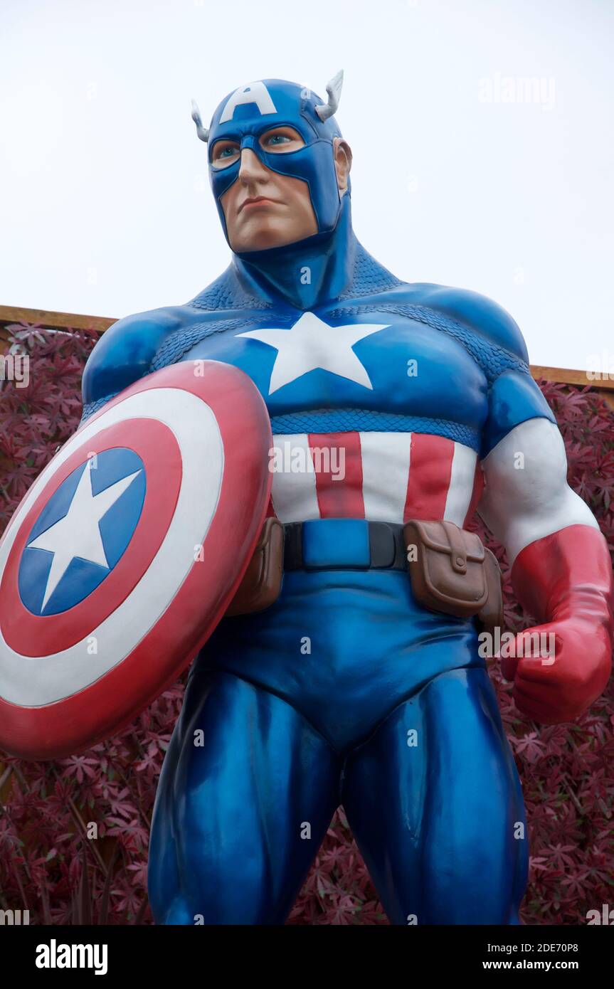 Figura del personaggio di Marvel Comics Supereroe Captain America, creato  da Stan Lee e Jack Kirby. In esposizione in un giardino di fronte  suburbano. Weymouth, Regno Unito Foto stock - Alamy