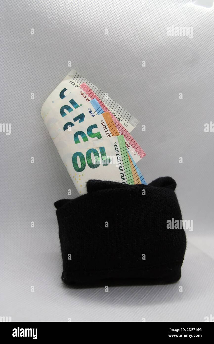 Soldi in una calza. Euro in una calza, risparmio domestico. Foto Stock