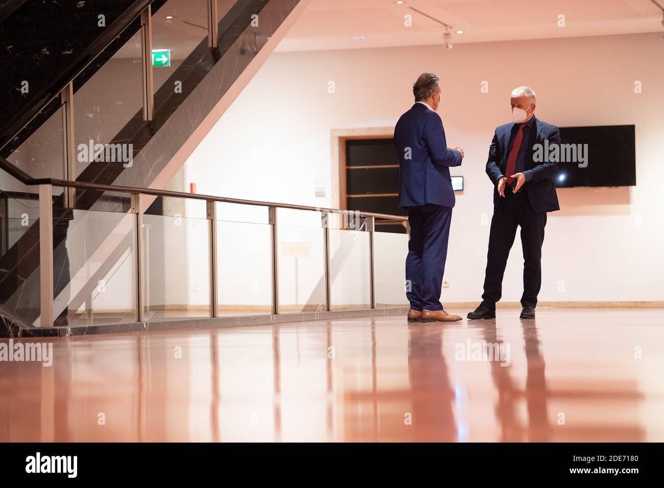 Stoccarda, Germania. 29 Nov 2020. Fritz Kuhn (Bündnis 90/Die Grünen, r), sindaco uscente di Stoccarda, parla con Frank Nopper (CDU), candidato della CDU e vincitore delle elezioni, nel municipio dopo la nuova elezione del sindaco. Credit: Sebastian Gollnow/dpa/Alamy Live News Foto Stock