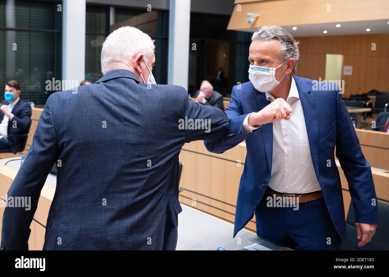 Stoccarda, Germania. 29 Nov 2020. Fritz Kuhn (Bündnis 90/Die Grünen, l), sindaco uscente di Stoccarda, dà il benvenuto a Frank Nopper (CDU), candidato della CDU e vincitore delle elezioni, dopo l'elezione del sindaco al municipio. Credit: Sebastian Gollnow/dpa/Alamy Live News Foto Stock