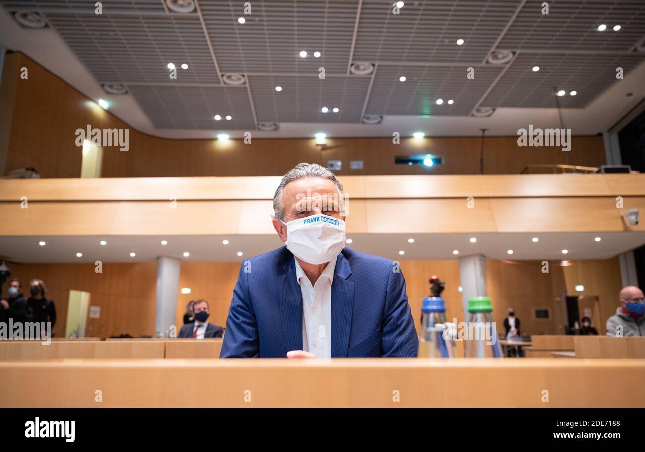 Stoccarda, Germania. 29 Nov 2020. Frank Nopper (CDU), candidato della CDU e vincitore delle elezioni mayoral, siede nella grande sala conferenze nel municipio dopo la nuova elezione. Credit: Sebastian Gollnow/dpa/Alamy Live News Foto Stock