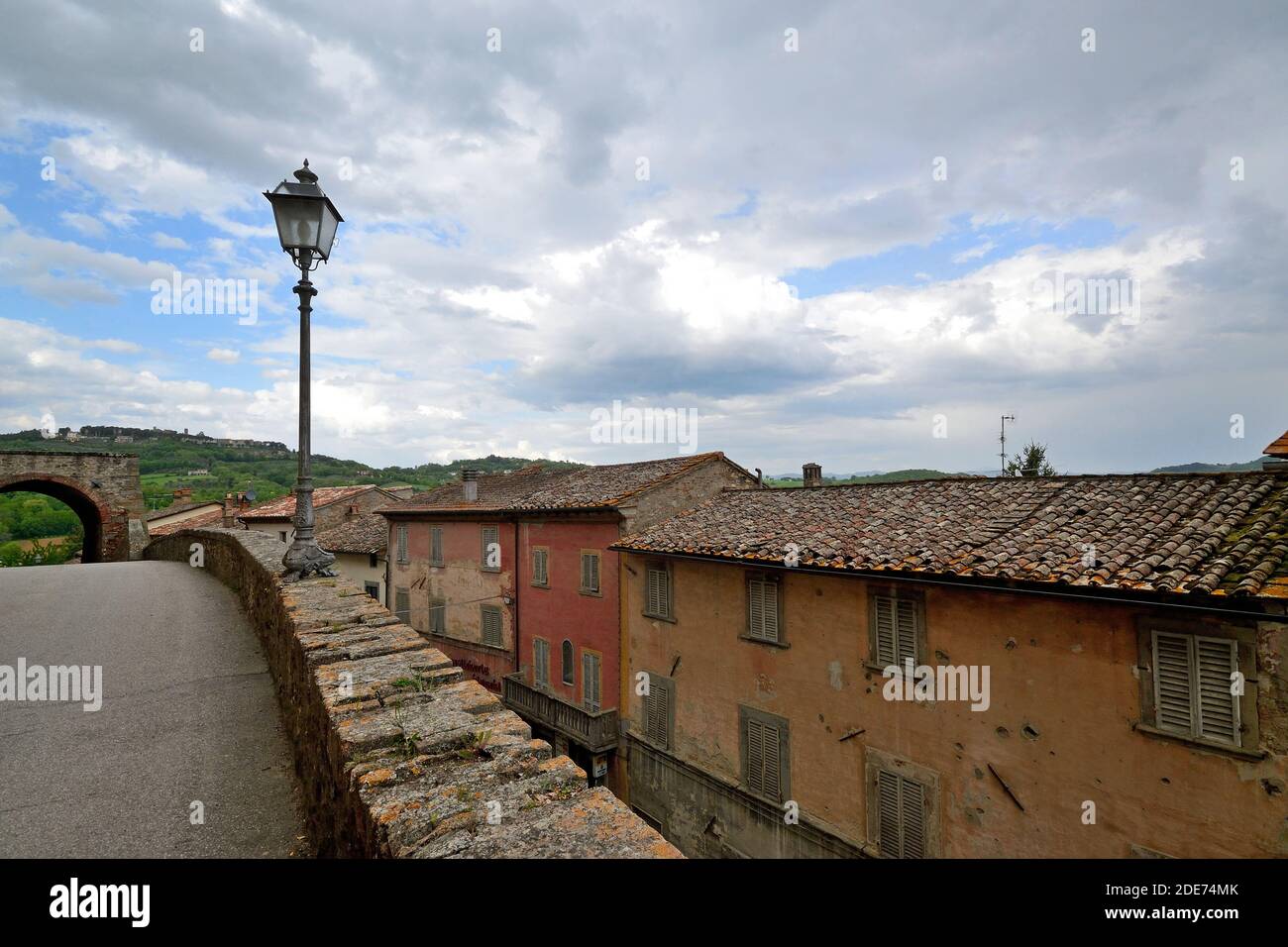 Vista prospettica e panoramica della strada principale di Monterchi in provincia di Arezzo, Toscana Foto Stock