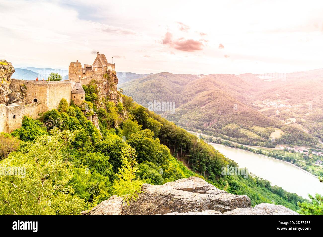 Rovine del castello di Aggstein sopra il Danubio nella valle di Wachau, Austria. Ora del tramonto. Foto Stock