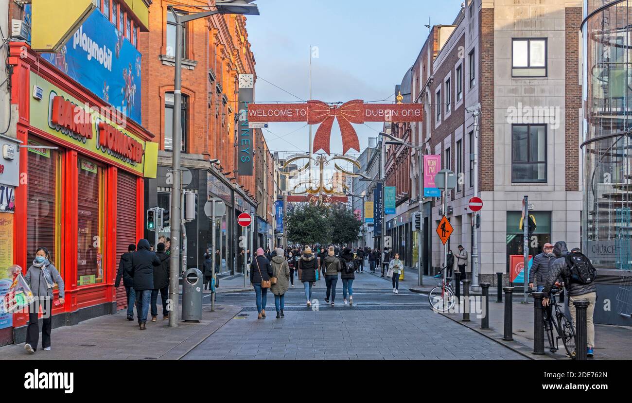 L'area di Mary Street/Henry Street di Dublino, Irlanda, ha illuminato le luci natalizie. Foto Stock