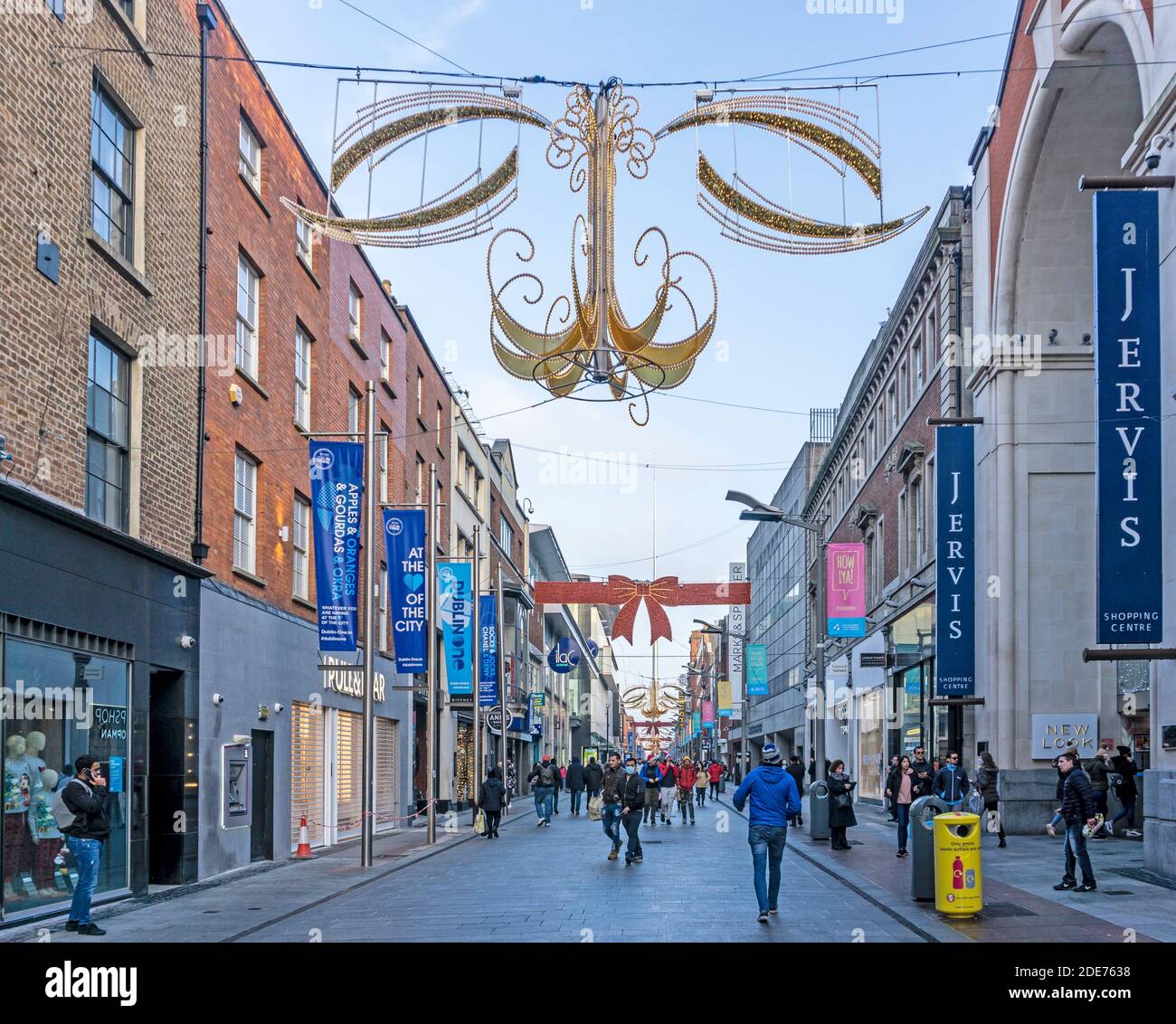 Henry Street Dublin, Irlanda, tutti vestiti e pronti per lo shopping festival di festa. Foto Stock