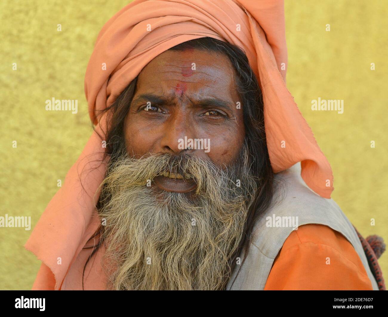 L'anziano uomo santo indù indiano sofferente (sadhu, baba, guru) pone con un volto doloroso per la macchina fotografica durante il festival di Shivratri Mela. Foto Stock