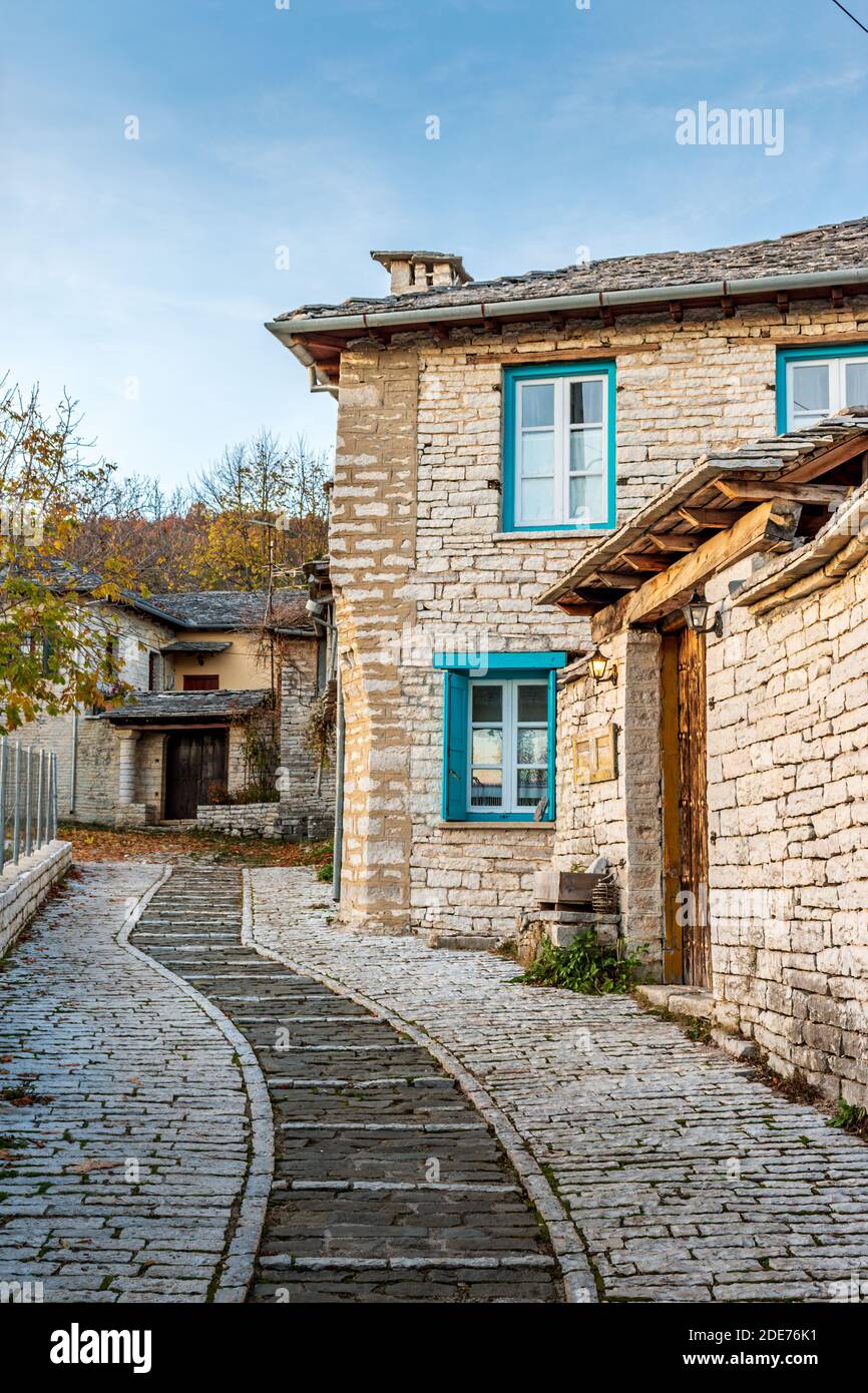Edificio tradizionale in pietra Durante la stagione autunnale nel pittoresco villaggio di Monodendri in Zagori Grecia. Foto Stock