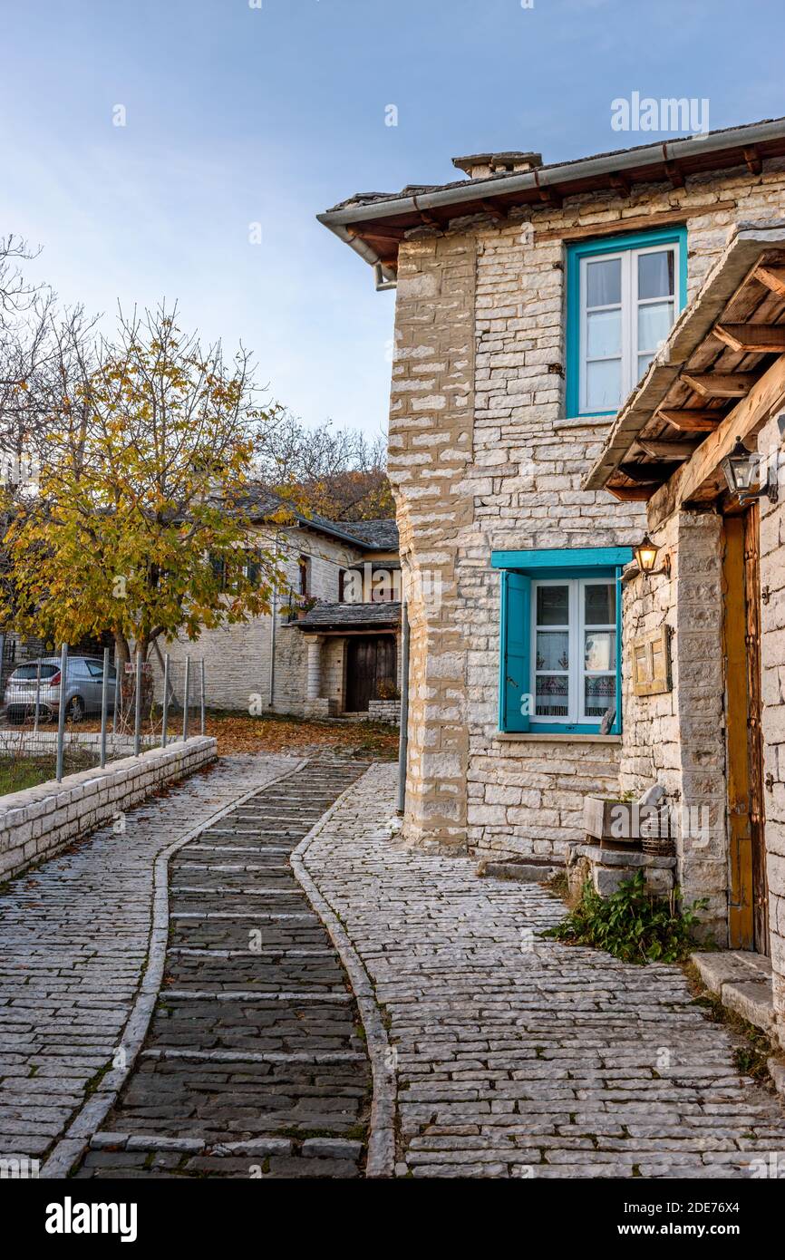 Edificio tradizionale in pietra Durante la stagione autunnale nel pittoresco villaggio di Monodendri, in Zagori Grecia. Foto Stock