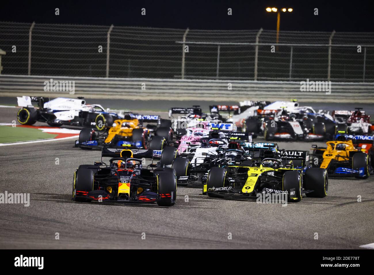 Sakhir, Bahrein. 29 Nov 2020. Inizio della gara: ALBON Alexander (tha), Aston Martin Red Bull Racing Honda RB16, RICCIARDO Daniel (aus), Renault F1 Team RS20, azione in occasione del Gran Premio del Golfo Air Bahrain di Formula 1 2020, dal 27 al 29 novembre 2020 sul circuito Internazionale del Bahrain, a Sakhir, Bahrain - Foto DPPI / LM Credit: Gruppo Editoriale LiveMedia/Alamy Live News Foto Stock