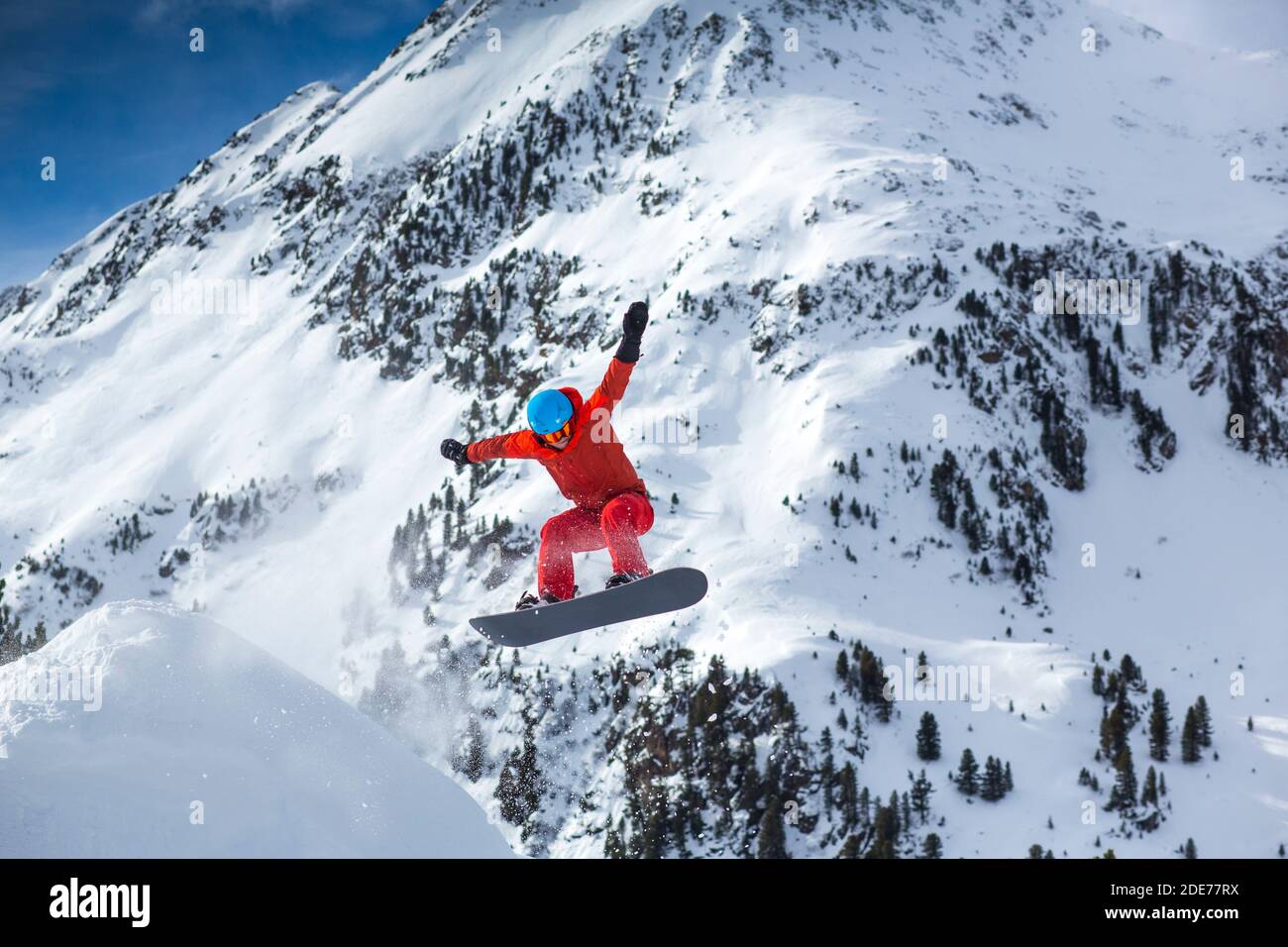 Österreich, Stubaier Alpen, Sellrain, Kühtai, Snowboarder beim sprung abseits der piste Foto Stock