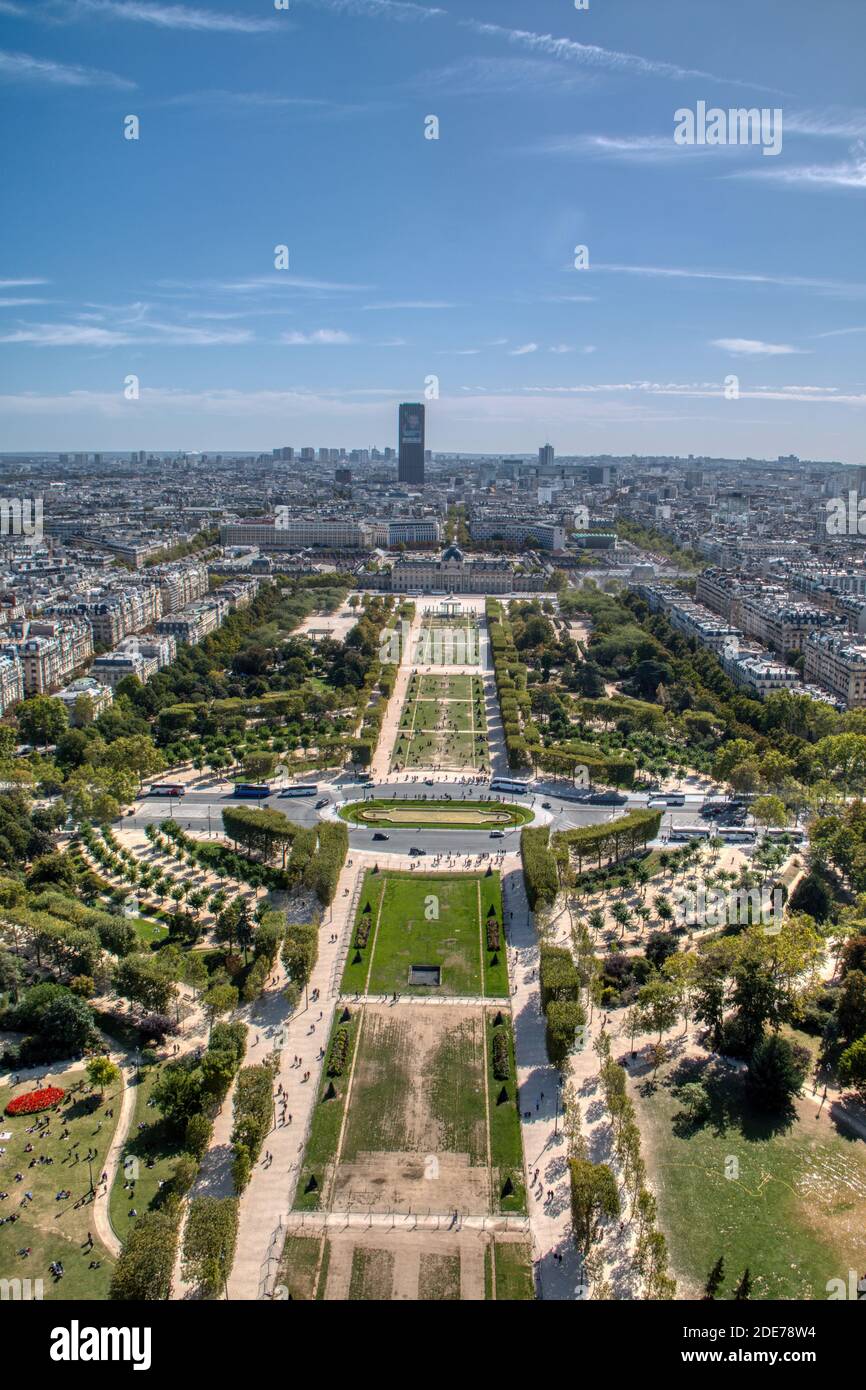 Parigi, Francia - 18 settembre 2019: I giardini degli Champs de Mars visti dalla Torre Eiffel Foto Stock