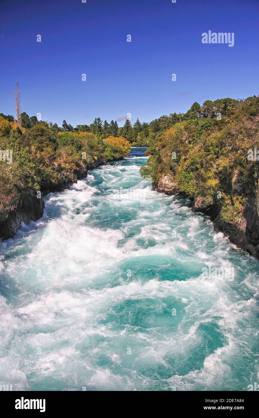 Potente corrente a Cascate Huka, vicino a Taupo, regione di Waikato, Isola del nord, Nuova Zelanda Foto Stock